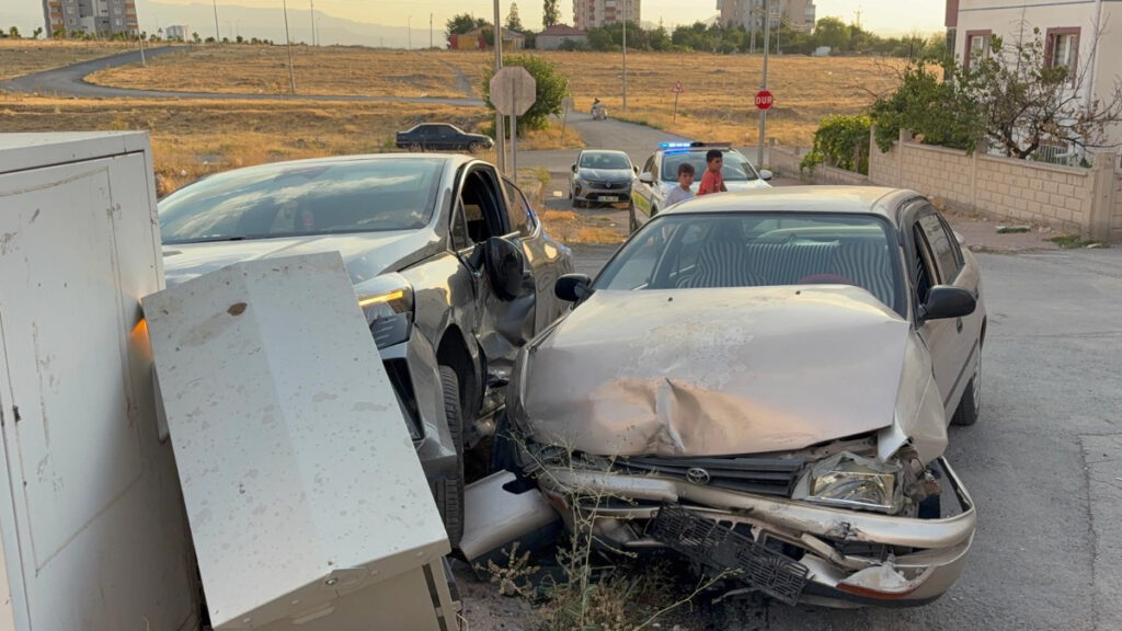 kayseride savrulan otomobil trafoya carpmasi sonucu yangin cikti bVtkLTsQ