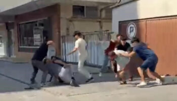 kayseride sokak ortasinda kavga ettikleri sahsi tasla bayilttilar TpvpJadZ