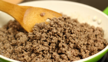 kiymayi boyle kavurun topak topak degil tane tane yapiyor xXLytVQy