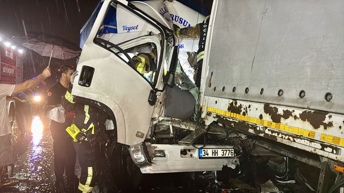 Kocaeli'de kamyonet, kamyon ve tırın karıştığı zincirleme kaza: 1 ölü 1 kocaelide kamyonet kamyon ve tirin karistigi zincirleme kaza 1 olu 0 FsSrObfg