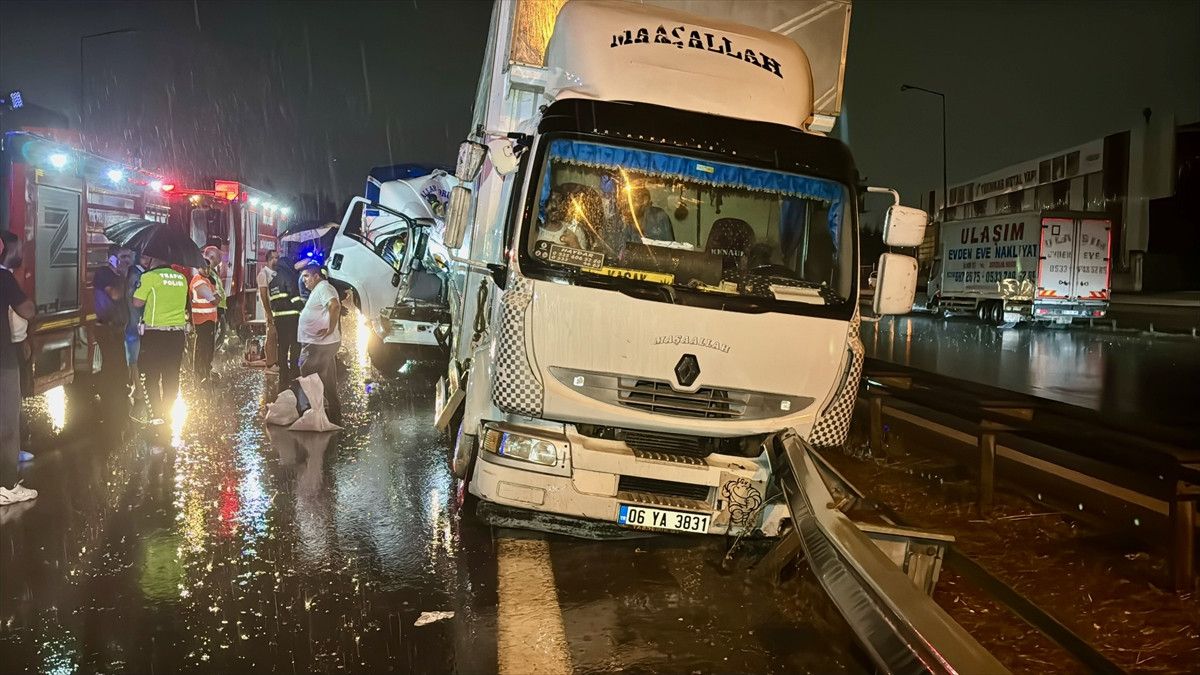 Kocaeli'de kamyonet, kamyon ve tırın karıştığı zincirleme kaza: 1 ölü 2 kocaelide kamyonet kamyon ve tirin karistigi zincirleme kaza 1 olu 1 DCW1zSqh