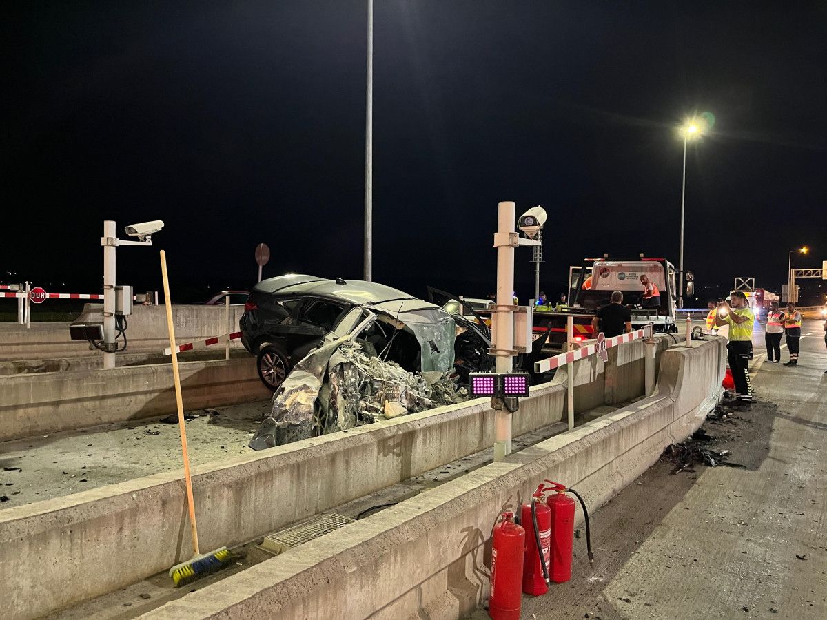 kocaelide kuzey marmara otoyolunda korkunc kaza otomobil bariyerlere saplandi 0 AcKlG99X