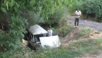 konyada otomobil su kanalina dustu 3 yarali jAuFpl8X