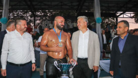 kurtdereli mehmet pehlivan yagli gureslerinde baspehlivan orhan okulu oldu CnPCDfpS