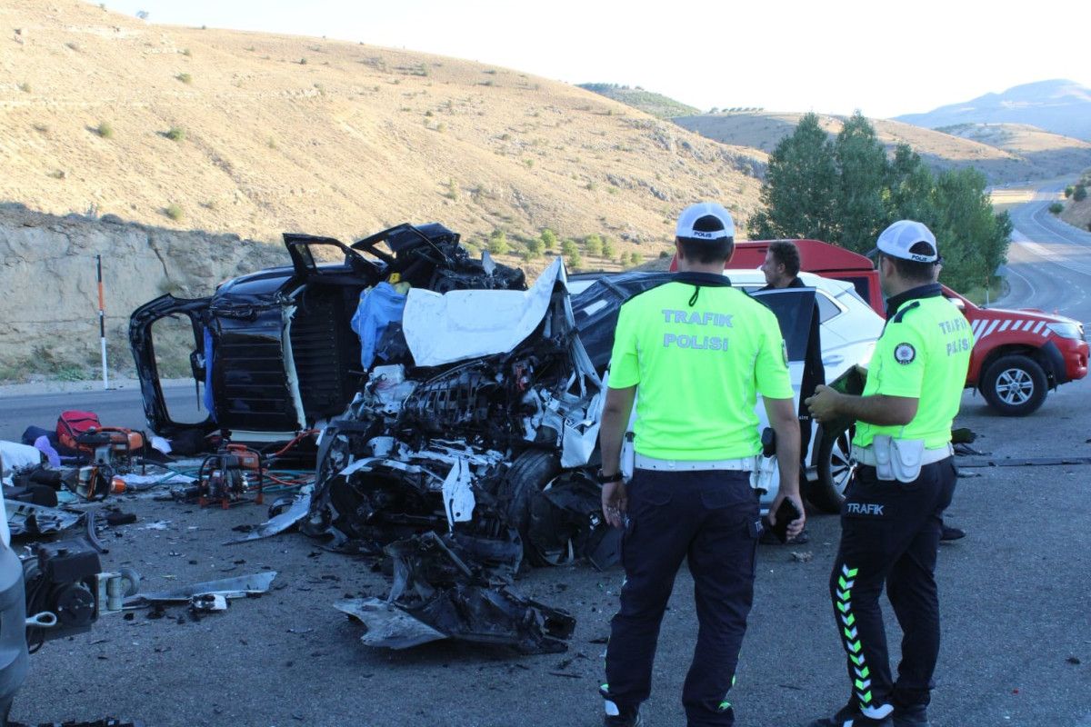 malatyada hafif ticari arac ile otomobil carpisti 4 olu 2 yarali 1 F2QgDm8T