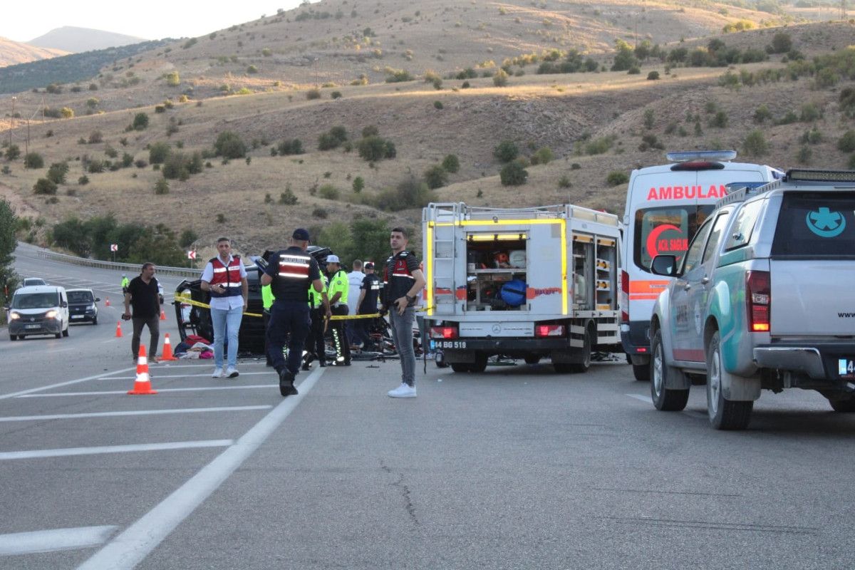 malatyada hafif ticari arac ile otomobil carpisti 4 olu 2 yarali 4 vS3OrthA