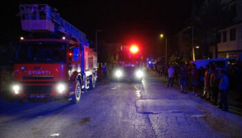 malatyada santiyede yangin panigi mahalleli sokaga dokuldu Qk7Isrvl