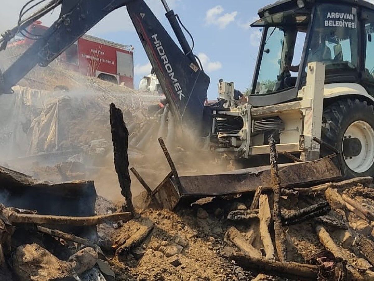 malatyada yangin sonrasi kullanilamaz hale gelen ahirda 10 kucukbas hayvan telef oldu 0 UhbvAkzS