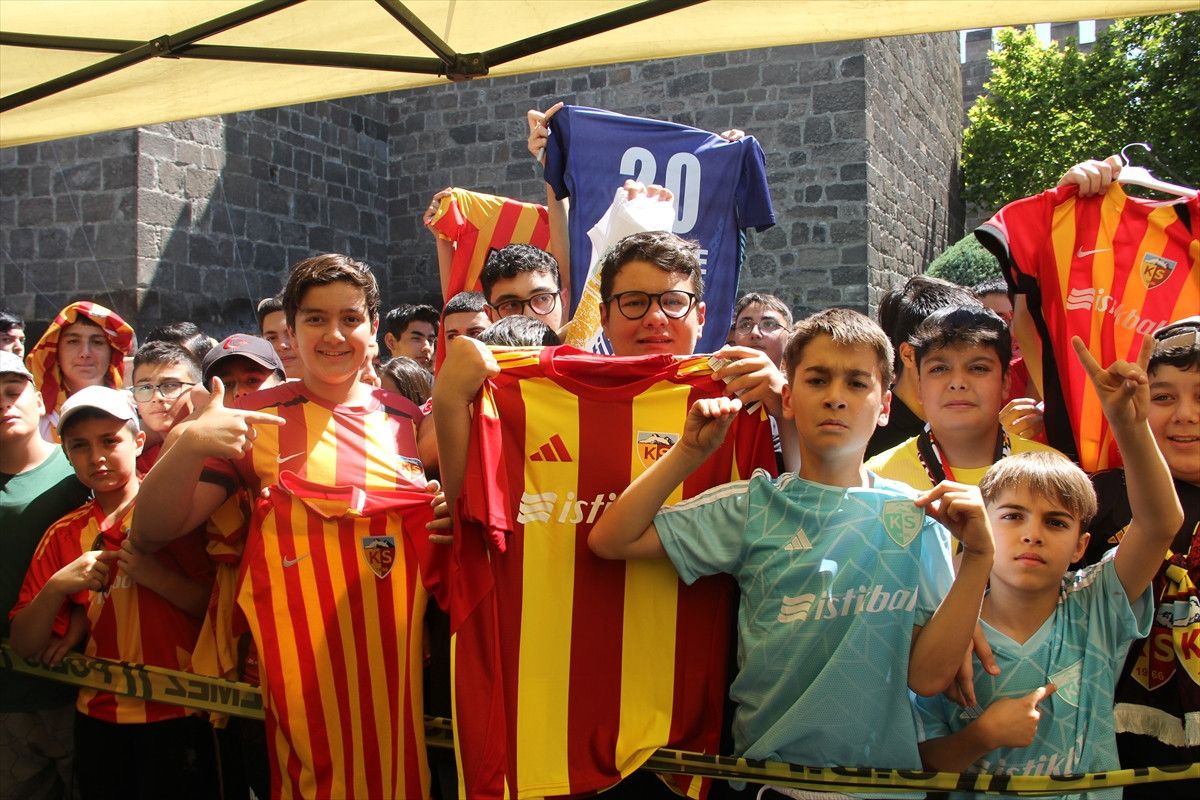 markus gisdol ve futbolcular imza gununde taraftarlarla bulustu 0 nG8DYbAG