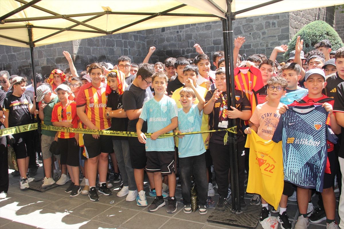 markus gisdol ve futbolcular imza gununde taraftarlarla bulustu 1 TUaE5uen