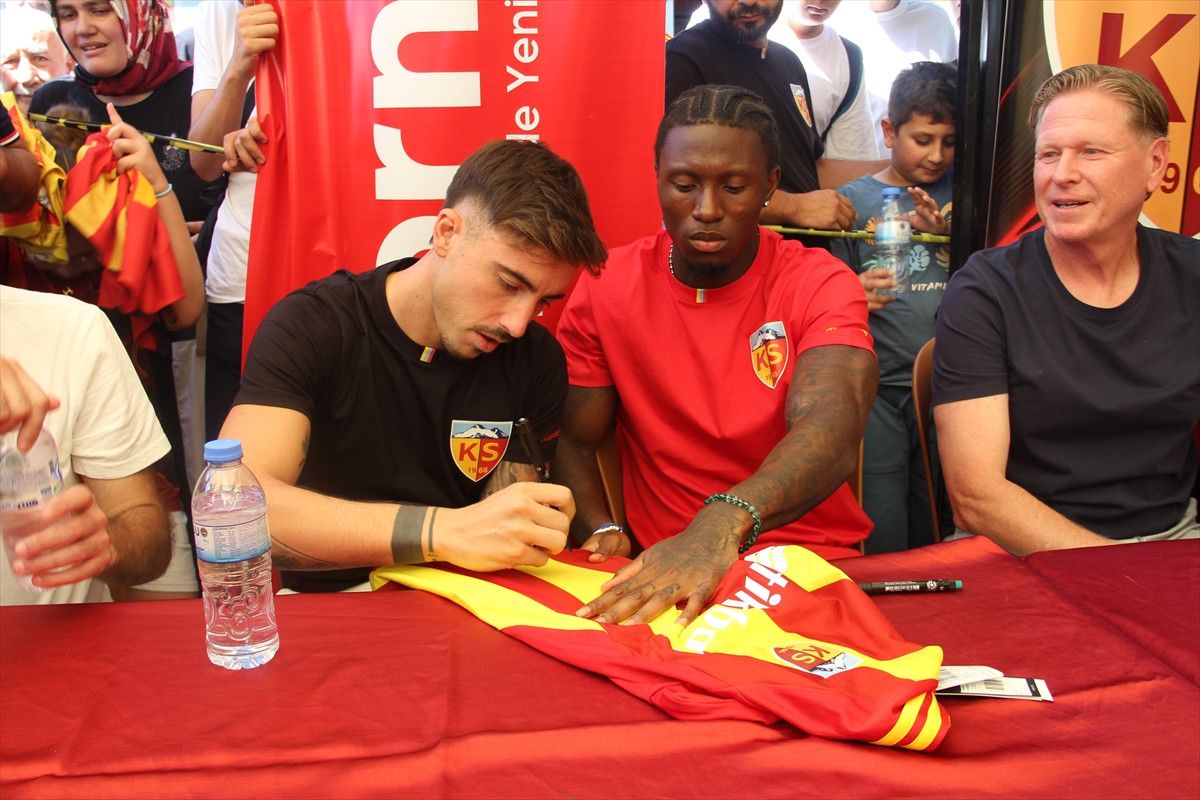 markus gisdol ve futbolcular imza gununde taraftarlarla bulustu 2 dcASPgb3