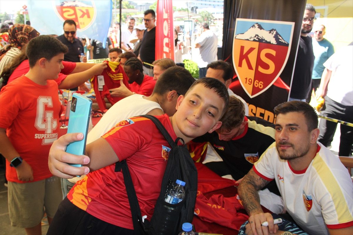 markus gisdol ve futbolcular imza gununde taraftarlarla bulustu 3 2STQcDFq