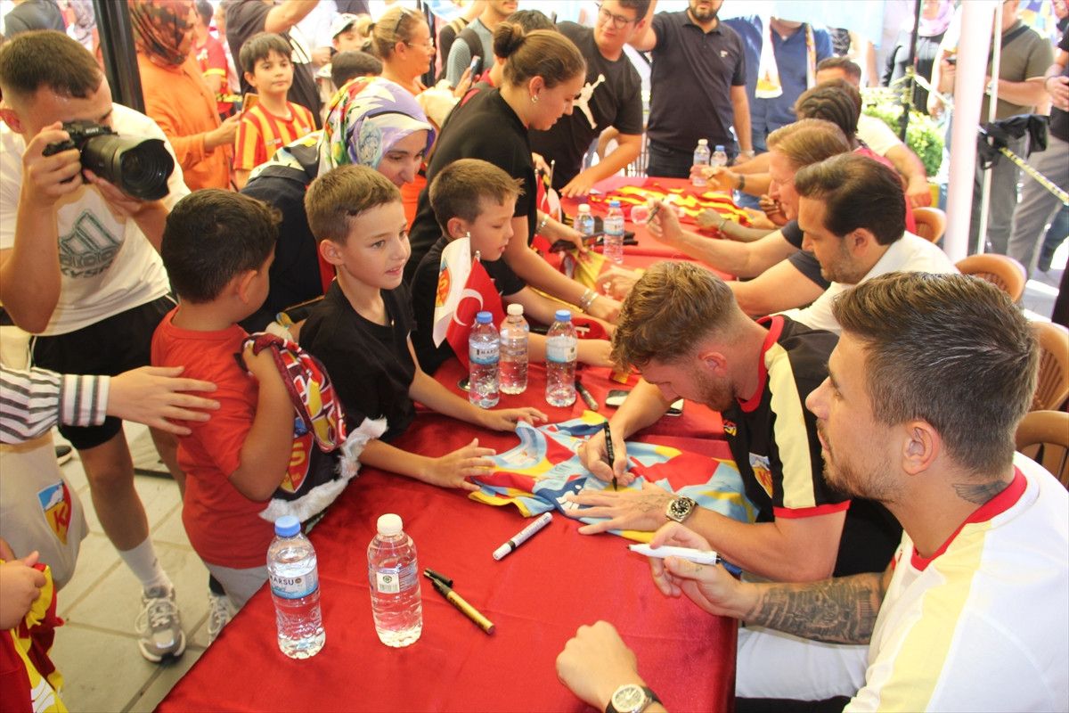 markus gisdol ve futbolcular imza gununde taraftarlarla bulustu 4
