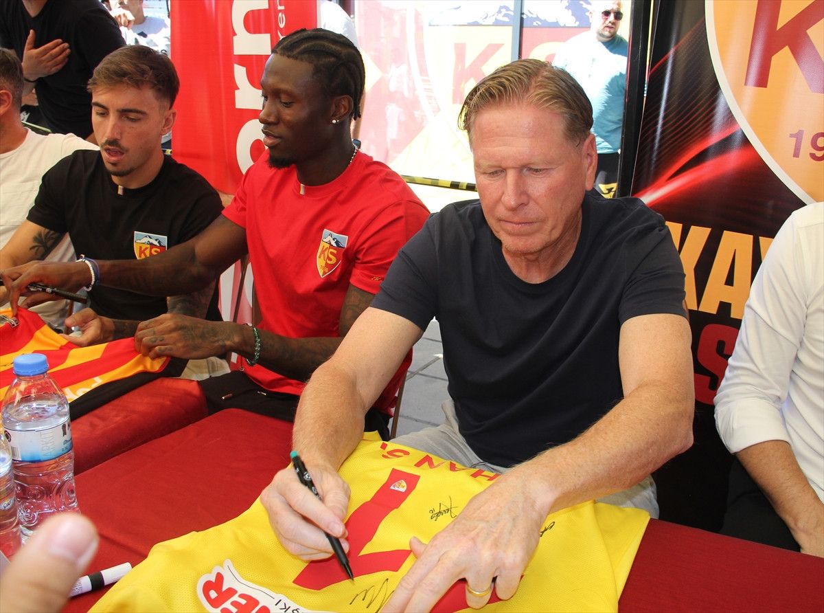 markus gisdol ve futbolcular imza gununde taraftarlarla bulustu 5 YQ78vpnR