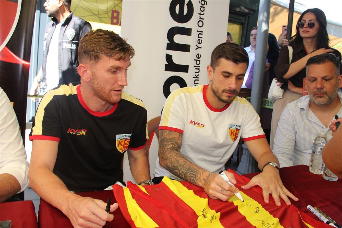 markus gisdol ve futbolcular imza gununde taraftarlarla bulustu 6 6iq6DfBF