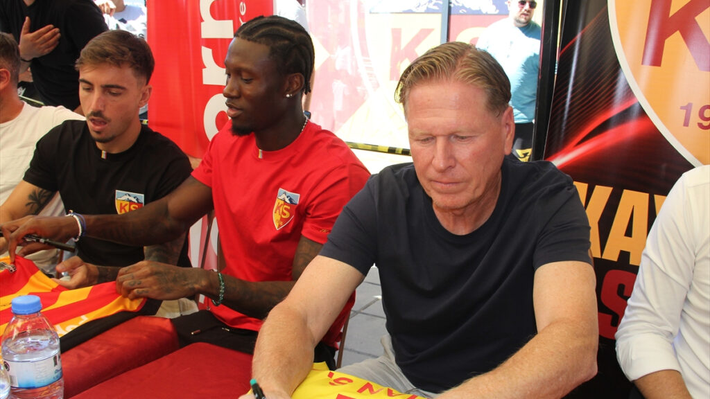 markus gisdol ve futbolcular imza gununde taraftarlarla bulustu ijgqsFqi