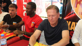 markus gisdol ve futbolcular imza gununde taraftarlarla bulustu ijgqsFqi