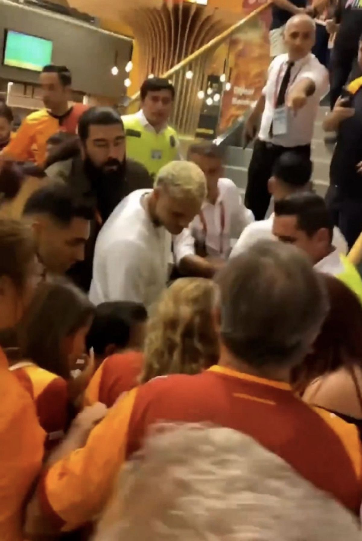 mauro icardinin bir taraftarla yasadigi gergin anlar 1 KUY8ZlkL