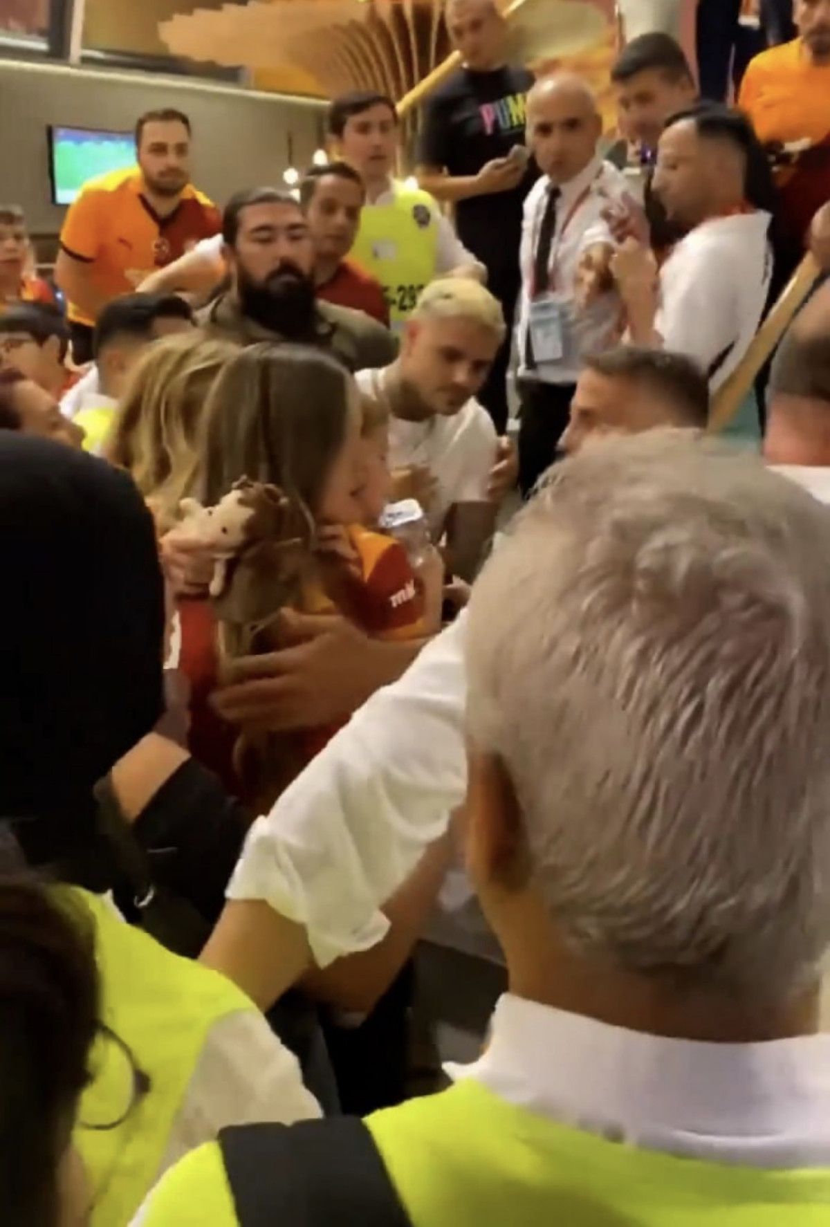 mauro icardinin bir taraftarla yasadigi gergin anlar 2 pqFdBe6Y