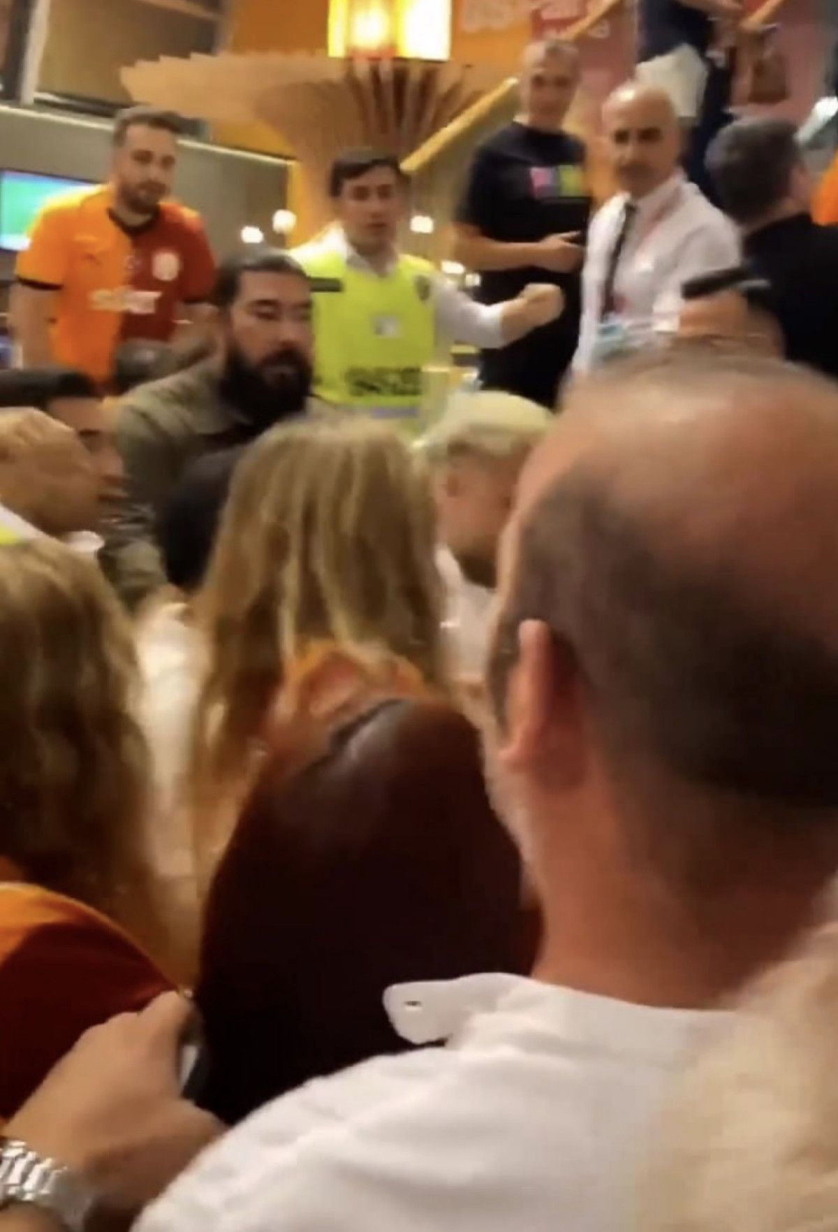 mauro icardinin bir taraftarla yasadigi gergin anlar 3 TBkc722W