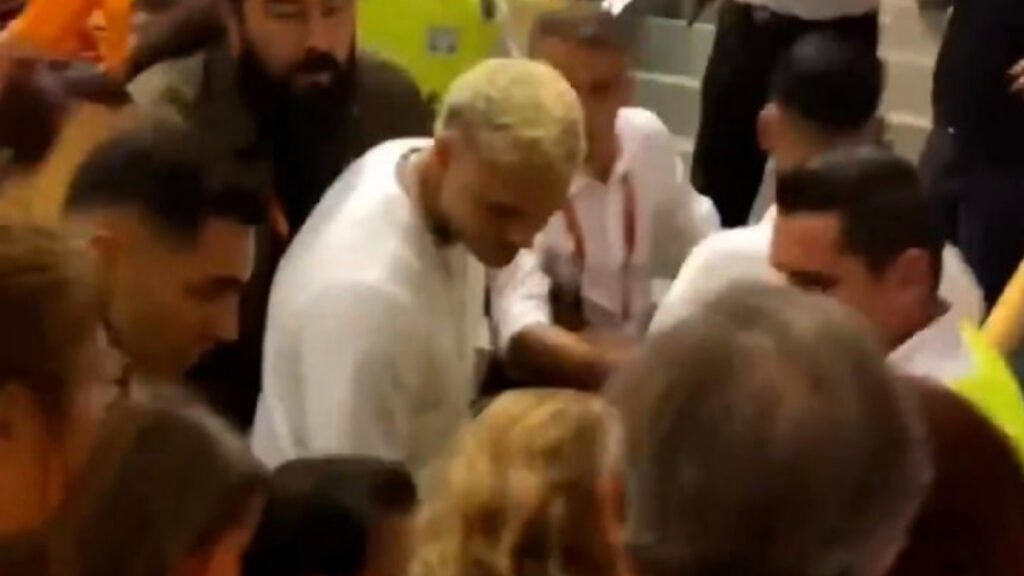 mauro icardinin bir taraftarla yasadigi gergin anlar CEtPqZRn