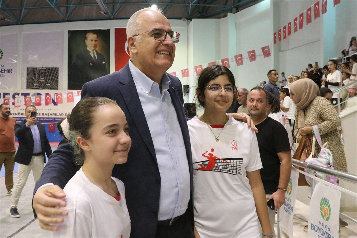 mehmet akif ustundag malatyada cocuklarin voleybol antrenmanini izledi 0 zlByDW8C