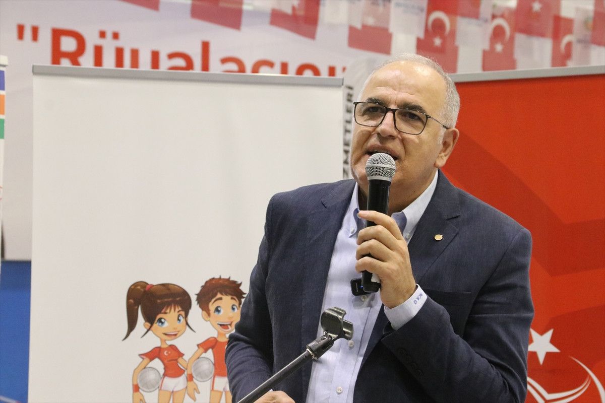 mehmet akif ustundag malatyada cocuklarin voleybol antrenmanini izledi 1 rIYbTifT