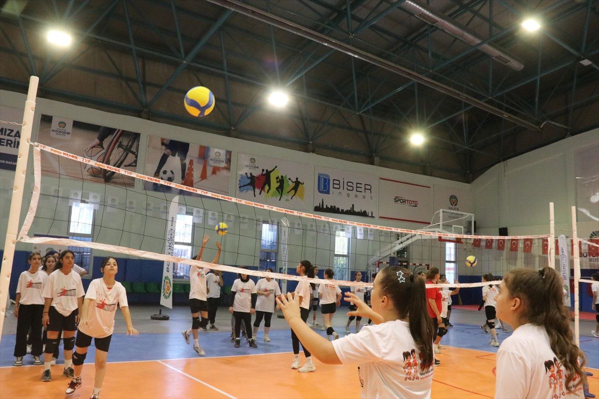 mehmet akif ustundag malatyada cocuklarin voleybol antrenmanini izledi 2 SqszzR3L