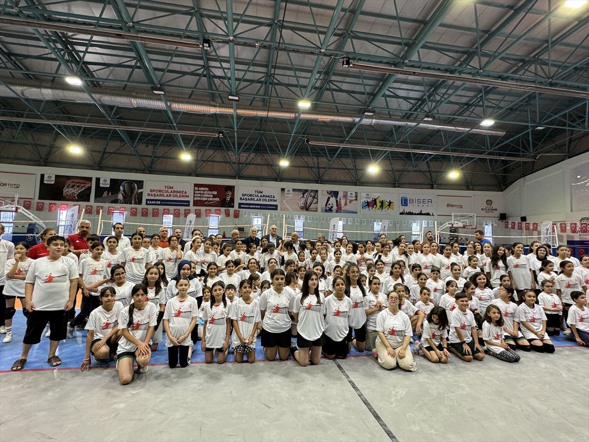 mehmet akif ustundag malatyada cocuklarin voleybol antrenmanini izledi 3 WzjGk6dJ