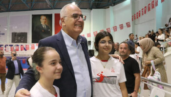 mehmet akif ustundag malatyada cocuklarin voleybol antrenmanini izledi KVpcZPIA