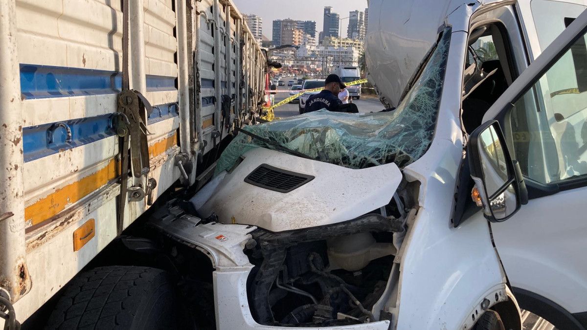 mersinde ogrencileri tasiyan minibus kaza yapti 2 olu 10 yarali 5 hWnO8ksF