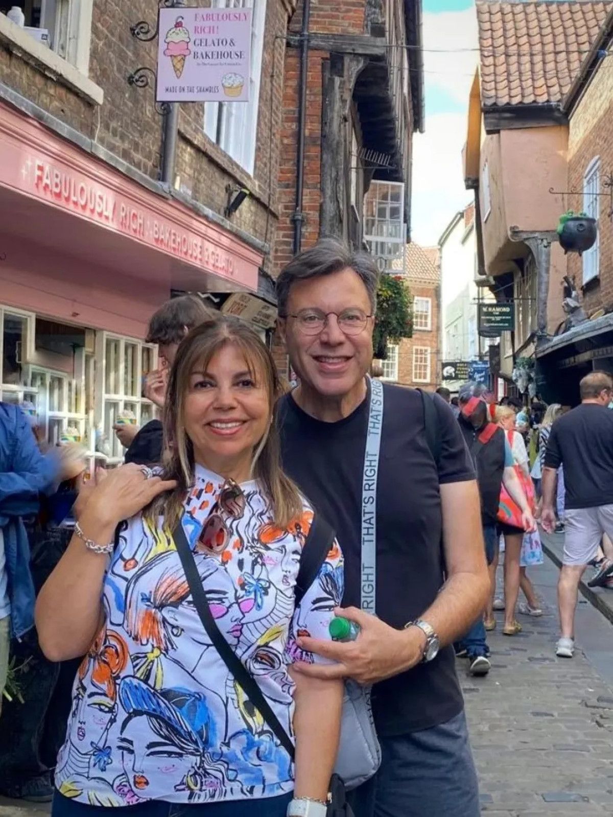 muge anlinin sevki hocasi bakin kiminle evli cikti iste biricik esi 0 Iclsje5H