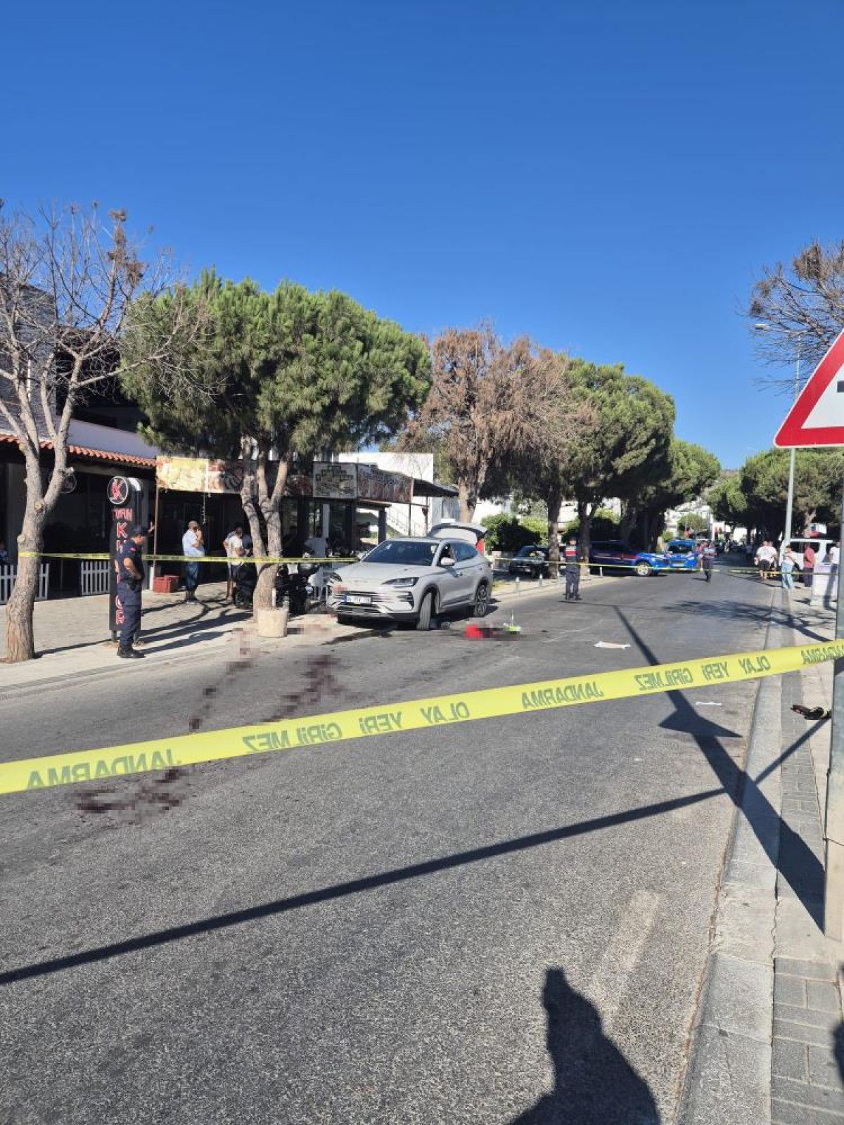 mugla bodrumda yol verme kavgasinda silahlar patladi 3 yarali 3 sN2cSjMB