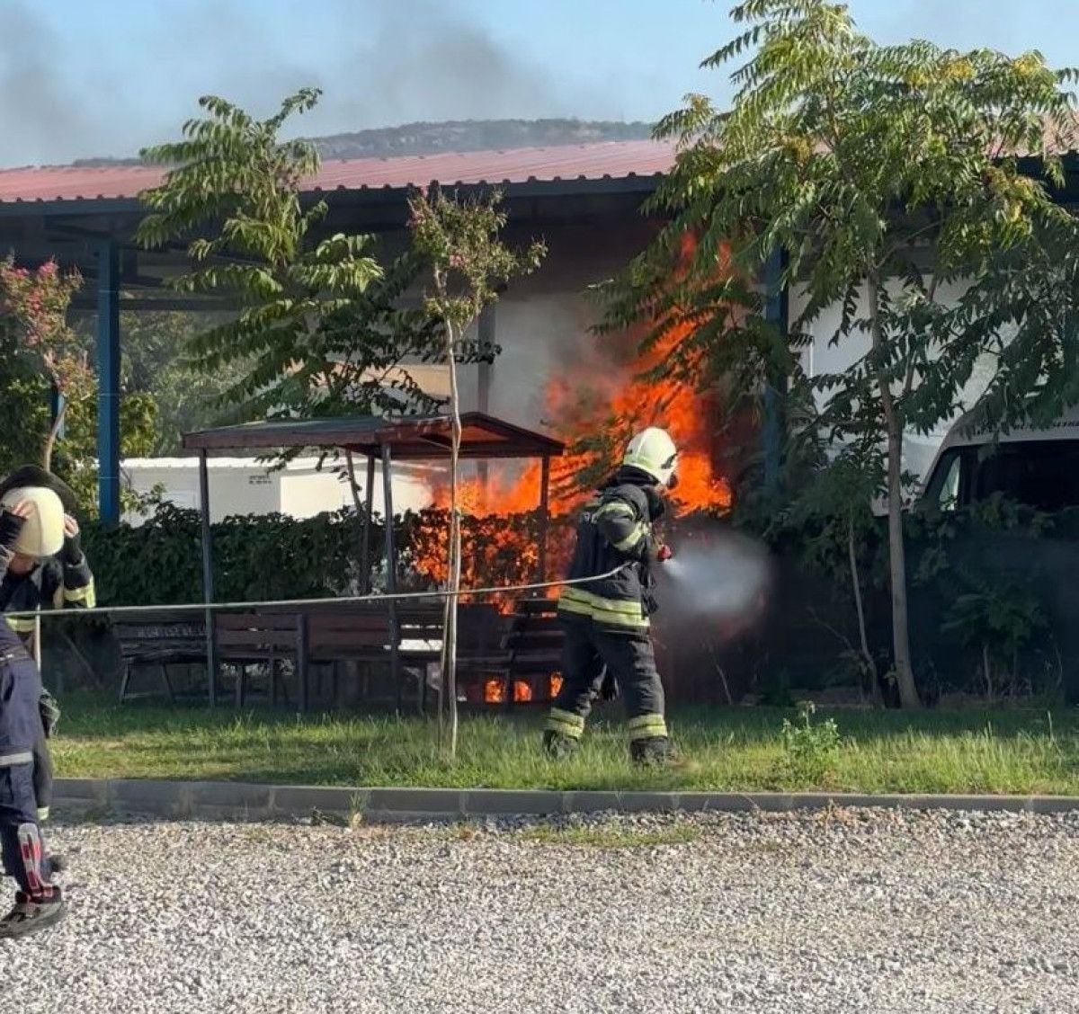 muglada park halindeki cenaze nakil aracindan alevler yukseldi 1