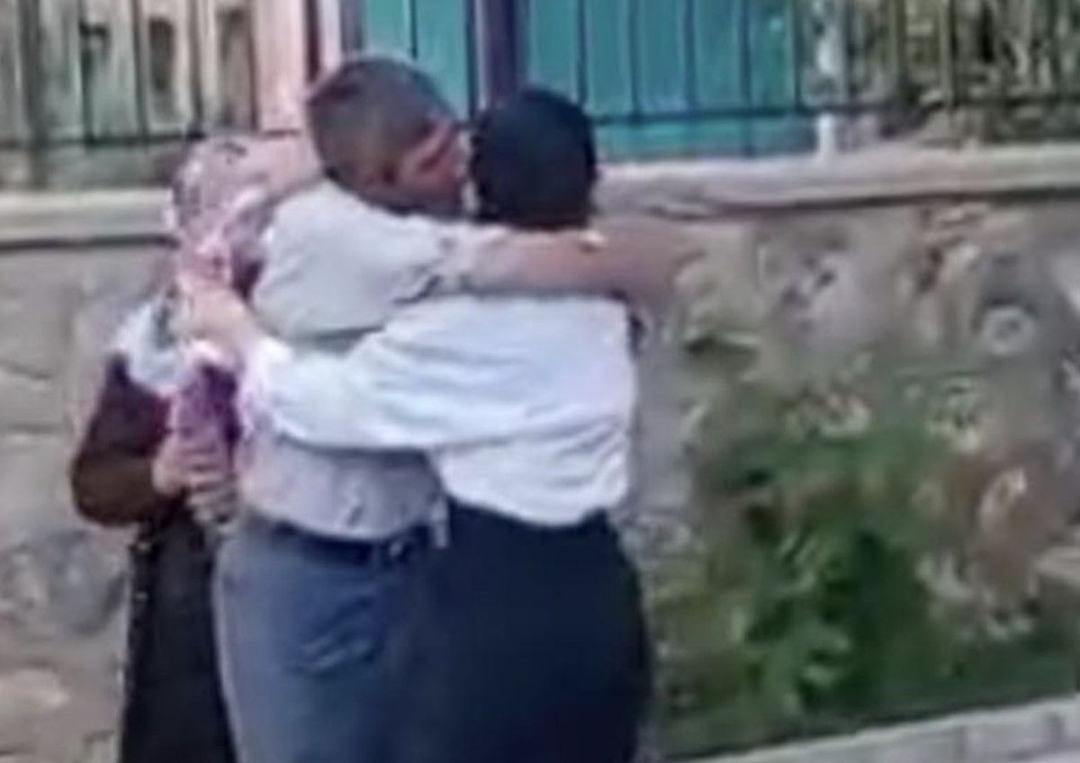 musta babasinin sinav cikisi ciceklerle karsiladigi cimen universiteyi kazandi 0 OR7gKIiZ