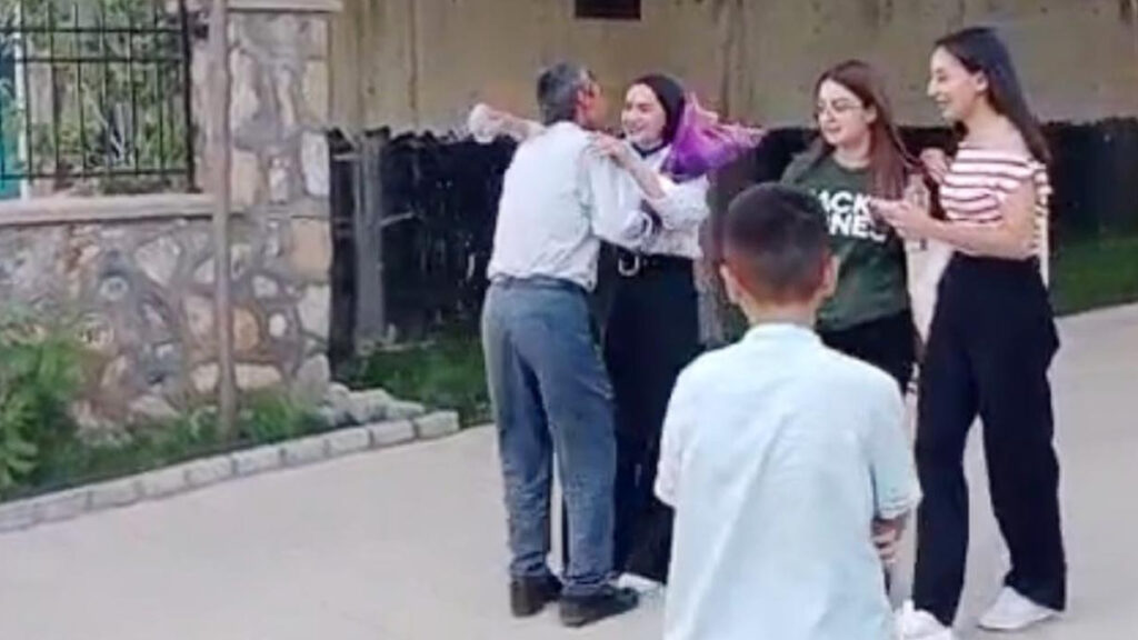 musta babasinin sinav cikisi ciceklerle karsiladigi cimen universiteyi kazandi 4aSfwEcj