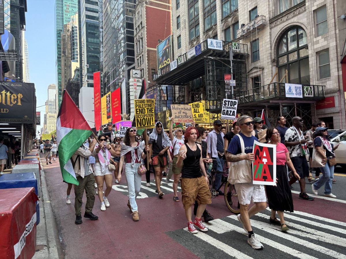 new yorkta israil protestosu on binlerce kisi gazze icin yurudu 4