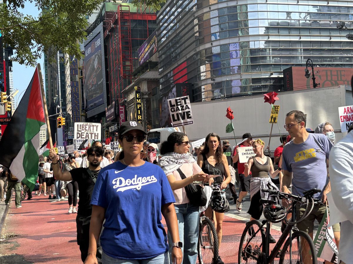 new yorkta israil protestosu on binlerce kisi gazze icin yurudu 6 WA95Rsii