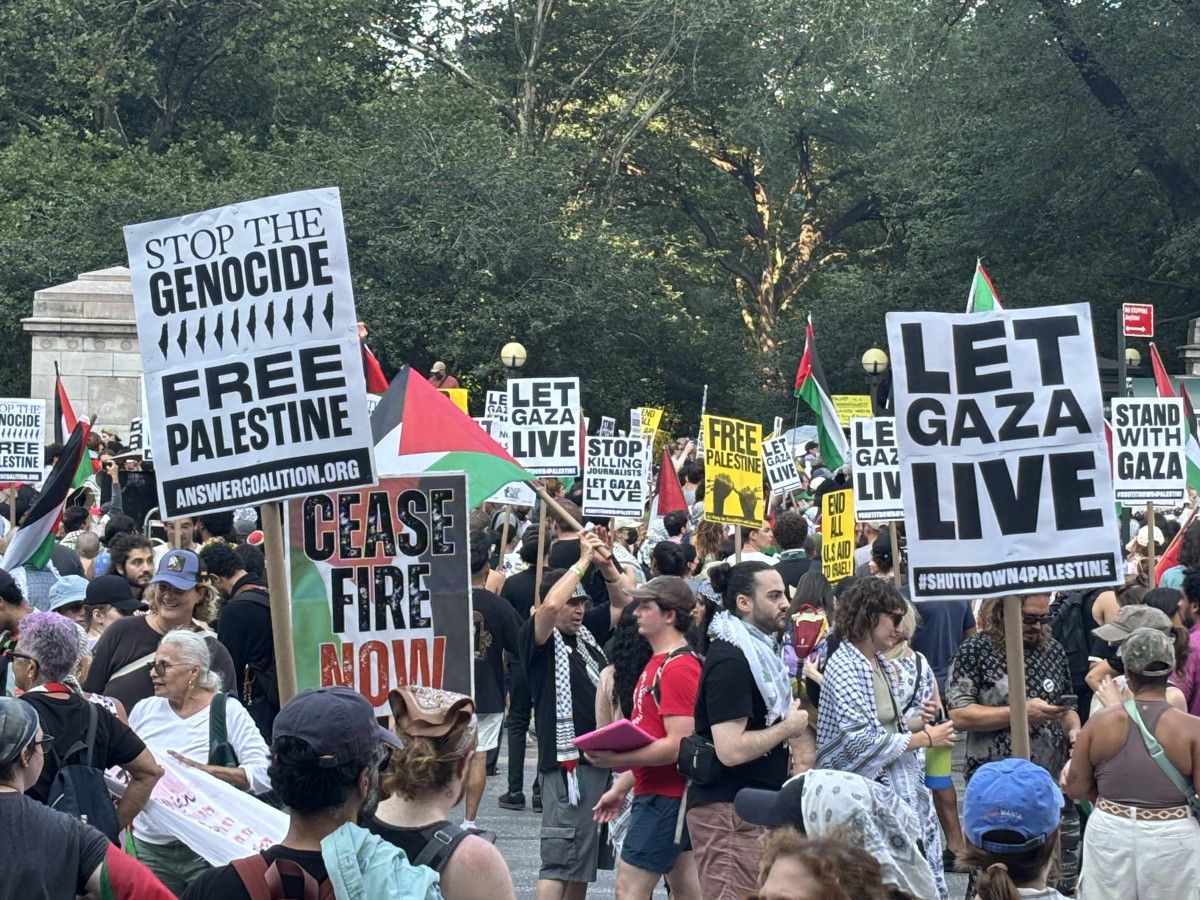 new yorkta israil protestosu on binlerce kisi gazze icin yurudu 8 Kg21HG2j