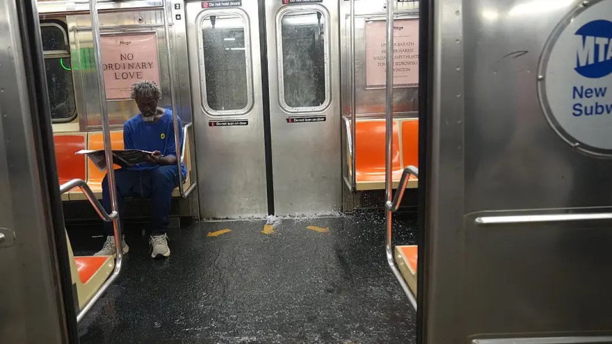 new yorkta siddetli yagis sonrasi metro istasyonlarini su basti 0