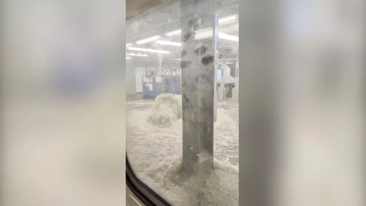 new yorkta siddetli yagis sonrasi metro istasyonlarini su basti 2 RRJH5uNH