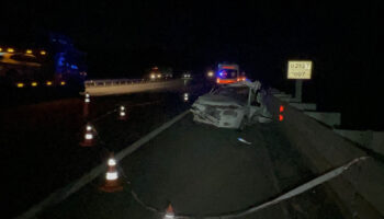 nigdede emniyet seridinde bekleyen otomobile tir carpti 3 olu km8GyUFq