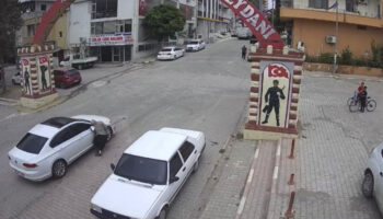 osmaniyede otomobilin gorme engelli vatandasa carptigi anlar kameraya yansidi Qygvzvyf