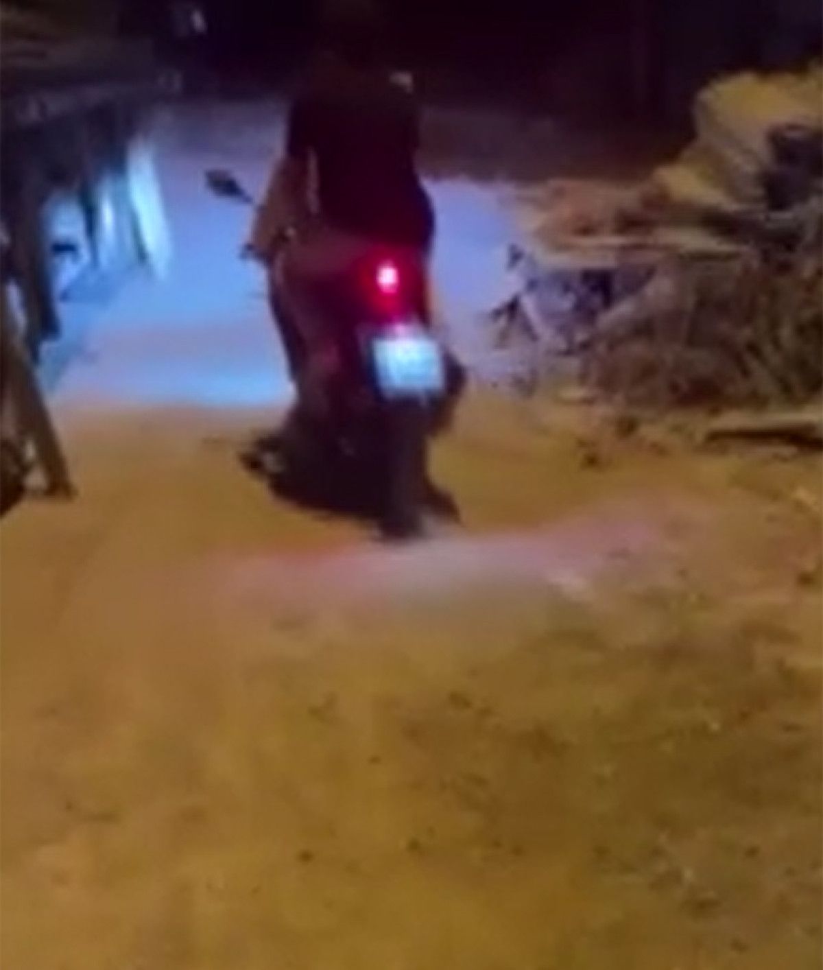 osmaniyede tirdaki demirlerin motosikletin uzerine dustugu anlar kamerada 1 uVncjniz