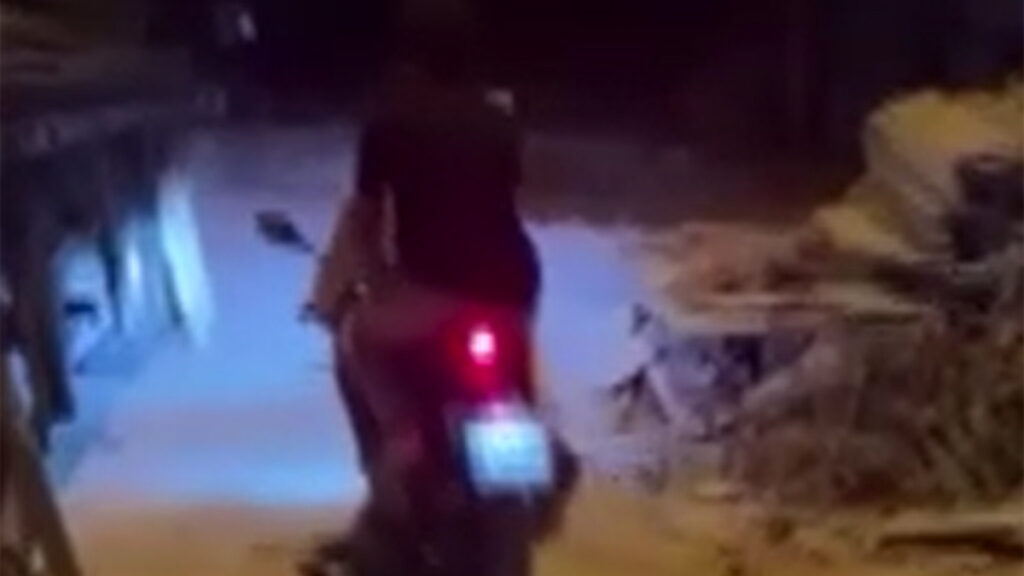 osmaniyede tirdaki demirlerin motosikletin uzerine dustugu anlar kamerada k2s1Bjvq