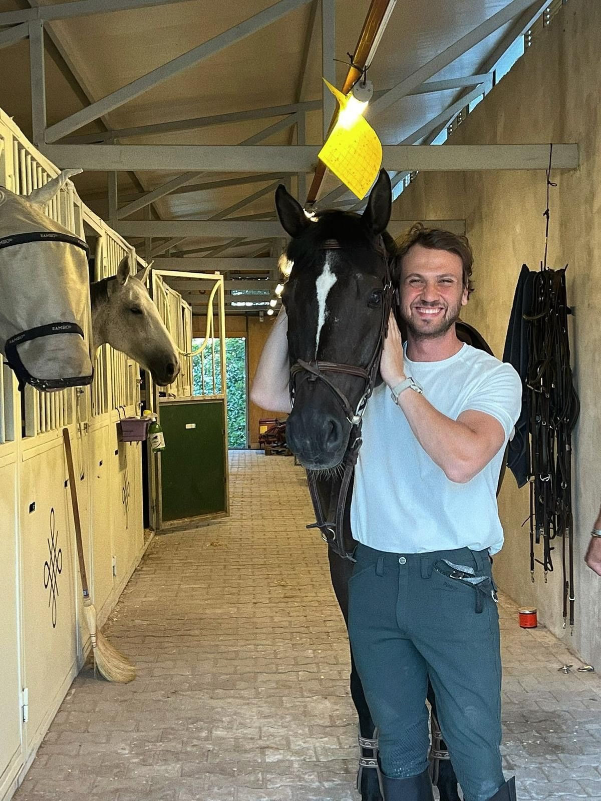 oyuncu aras bulut iynemli atiyla poz verdi karelere yorum yagdi 1 cv3yqDLj