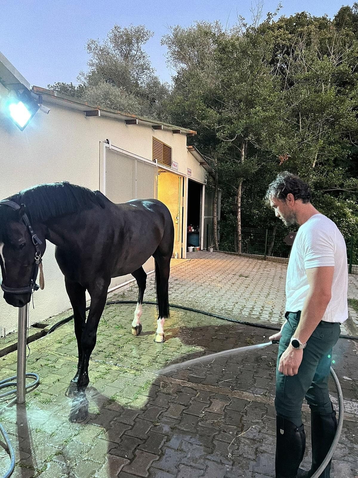 oyuncu aras bulut iynemli atiyla poz verdi karelere yorum yagdi 3 TkrnXC4J