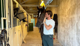 oyuncu aras bulut iynemli atiyla poz verdi karelere yorum yagdi mBWhNW72