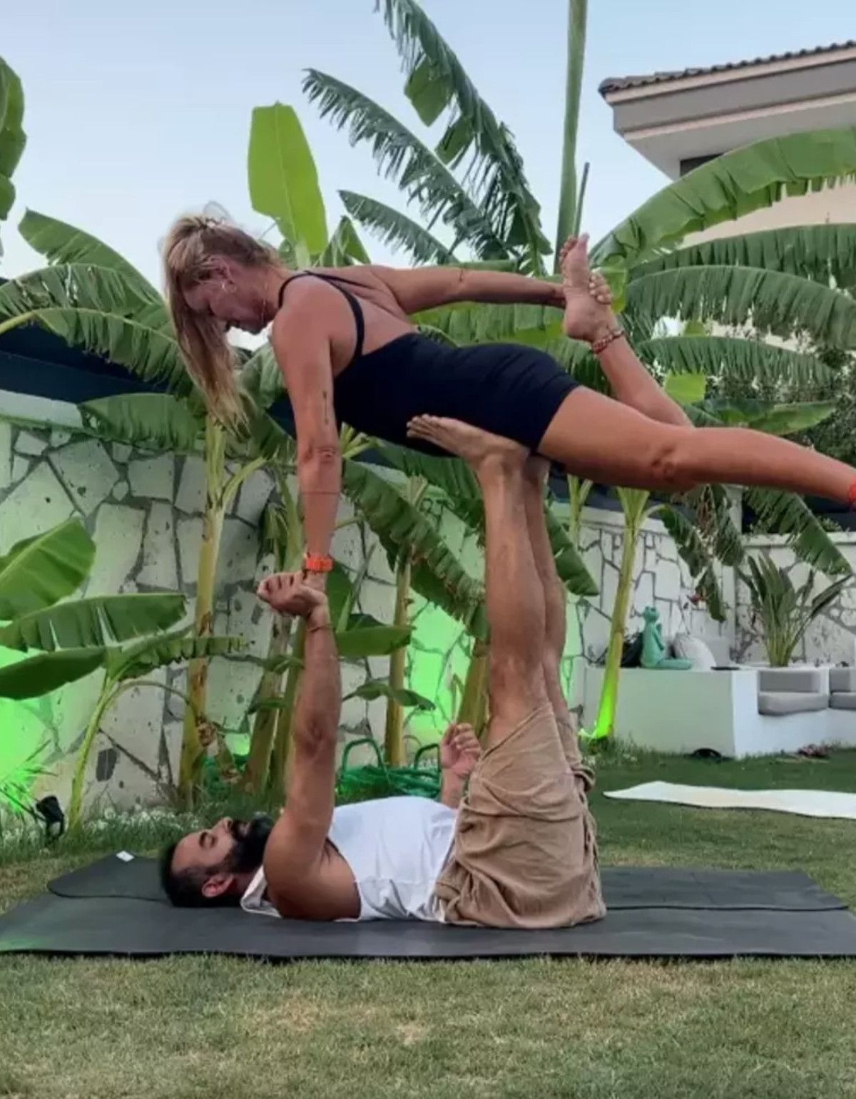 oyuncu pinar altug yoga yapiyor yayinladigi videosu gundem oldu 0 HuQXy5L7