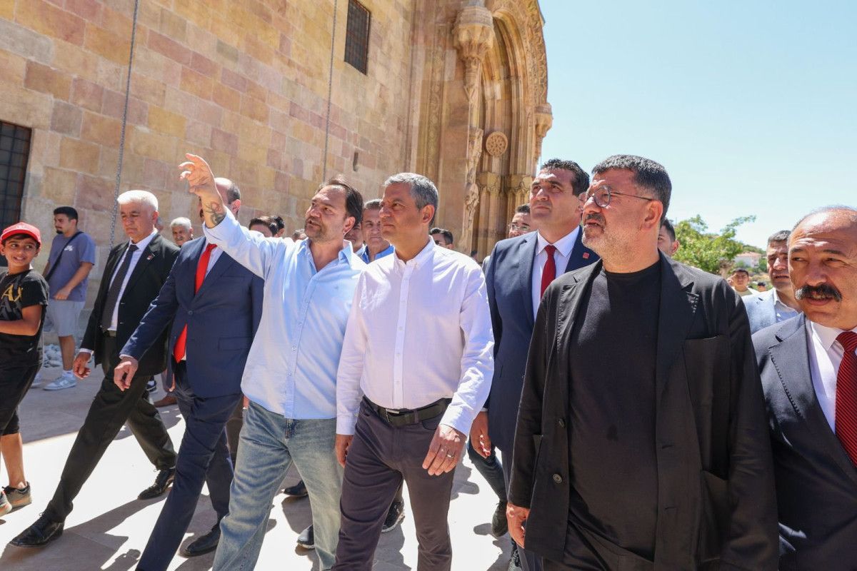 ozgur ozelin cuma namazi pozlari chplileri kizdirdi 1 5WnwpkHZ